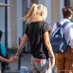 سوار مزين بالورود على يد الفتاة اليسرى - وشم الشارع - 09/22 / 2020-6