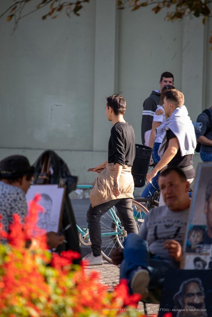 شبكة العنكبوت وشم النحت على الذراع اليسرى - وشم الشارع - 09/22 / 2020-1