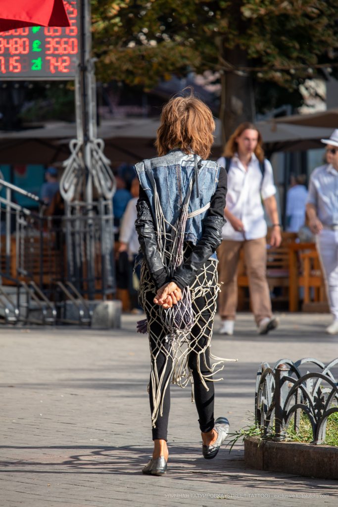 امرأة بملابس غريبة - وشم الشارع - 2020/09/22 - 3