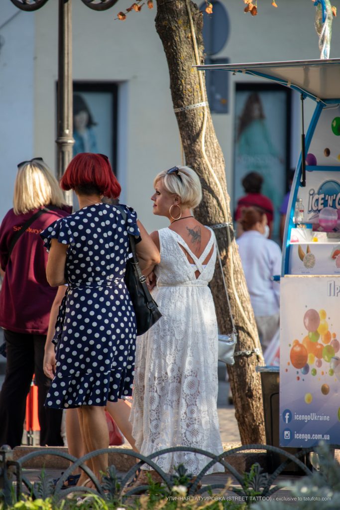 وشم على ظهر امرأة في ثوب أبيض - وشم شارع - 22/09/2020 - 1