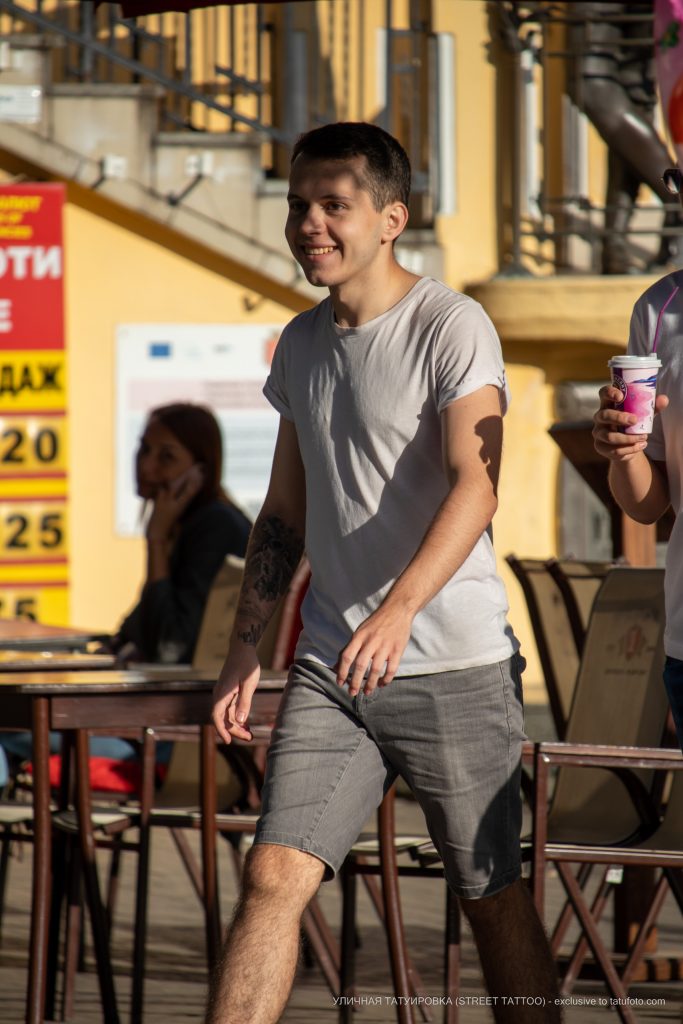 وشم مع رائد فضاء يرتدي بدلة فضاء على ذراع رجل - وشم الشارع - 22/09/2020 - 1