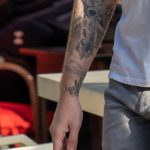 وشم مع رائد فضاء يرتدي بدلة فضاء على ذراع رجل - وشم الشارع - 22/09/2020 - 5