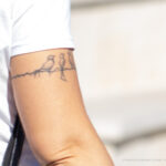 Tatuaż bransoletka z ptakami na prawej ręce dziewczyny-mężczyzny - Street tattoo -29.09.2020- 2