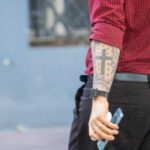 Czarny krzyż tatuaż i geometryczne wzory na lewym ramieniu faceta - Street tattoo -29.09.