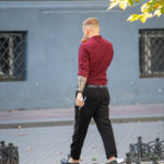 Czarny krzyż i geometryczny wzór tatuażu na lewym ramieniu faceta - Street tattoo -29.09.