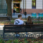 Wytatuuj dwa trójkąty z czarną wstążką i kwiatami na ramieniu faceta - Street tattoo -29.09.