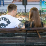 Wytatuuj dwa trójkąty z czarną wstążką i kwiatami na ramieniu faceta - Street tattoo -29.09.2020- 3