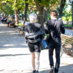 Napisy tatuażu słowami pod łupem dziewczyny (na nogach z tyłu) - Street tattoo (tatuaż uliczny) -29.09.