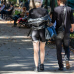 Napisy tatuażu słowami pod łupem dziewczyny (na nogach z tyłu) - Tatuaż uliczny (tatuaż uliczny) -29.09.