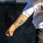 Drzewo w trójkącie i tatuaż serca na ramieniu faceta na deskorolce - Street tattoo -29.09.2020- 2