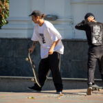 Drzewo w trójkącie i tatuaż serca na ramieniu faceta na deskorolce - Street tattoo -29.09.2020- 3