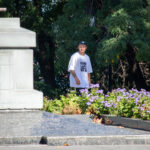 Drzewo tatuażu w trójkącie i serce na ramieniu faceta na deskorolce - Street tattoo -29.09.