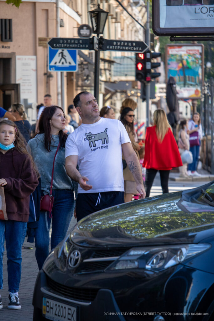 Tatuaż z czaszką i pająkiem pełzającym po ramieniu mężczyzny - Street tattoo -29.09.