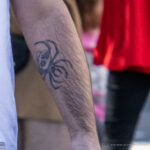 Tatuaż z czaszką i pająkiem pełzającym po ramieniu mężczyzny - Street tattoo -29.09.2020- 2