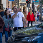 Tatuaż czaszki i pająka pełzający po ramieniu mężczyzny - Street tattoo -29.09.2020- 3