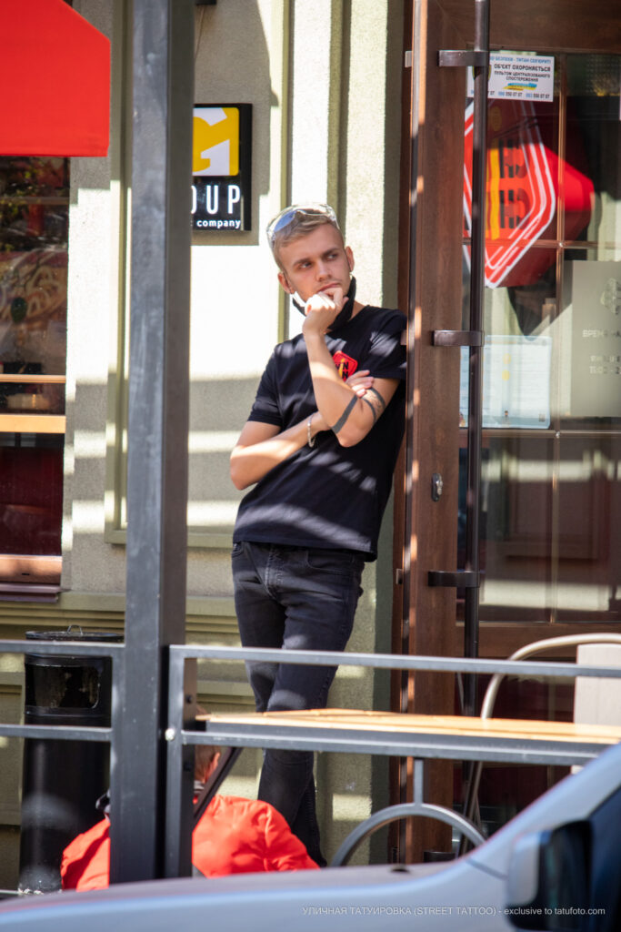 Tatuaż Trzy czarne paski z bransoletkami na ramieniu faceta - Street tattoo -29.09.