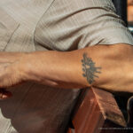 Stary tatuaż z napisem MORNING i słońcem na dłoni mężczyzny - Street tattoo -29.09.