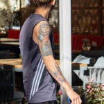 Tatuaż z portretem Terminatora i rysunkami na temat przestrzeni na dłoni faceta - Street tattoo -29.09.2020- 3