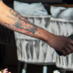 Tatuaż przedstawiający portret Terminatora i rysunki na temat przestrzeni na dłoni faceta - Street tattoo (tatuaż uliczny) -29.09.2020- 4