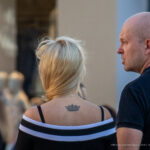 Tatuaż z koroną na plecach dziewczyny pod szyją - Street tattoo -29.09.2020- 2