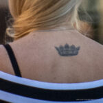 Tatuaż z koroną na plecach dziewczyny pod szyją - Street tattoo (tatuaż uliczny) -29.09.2020- 3
