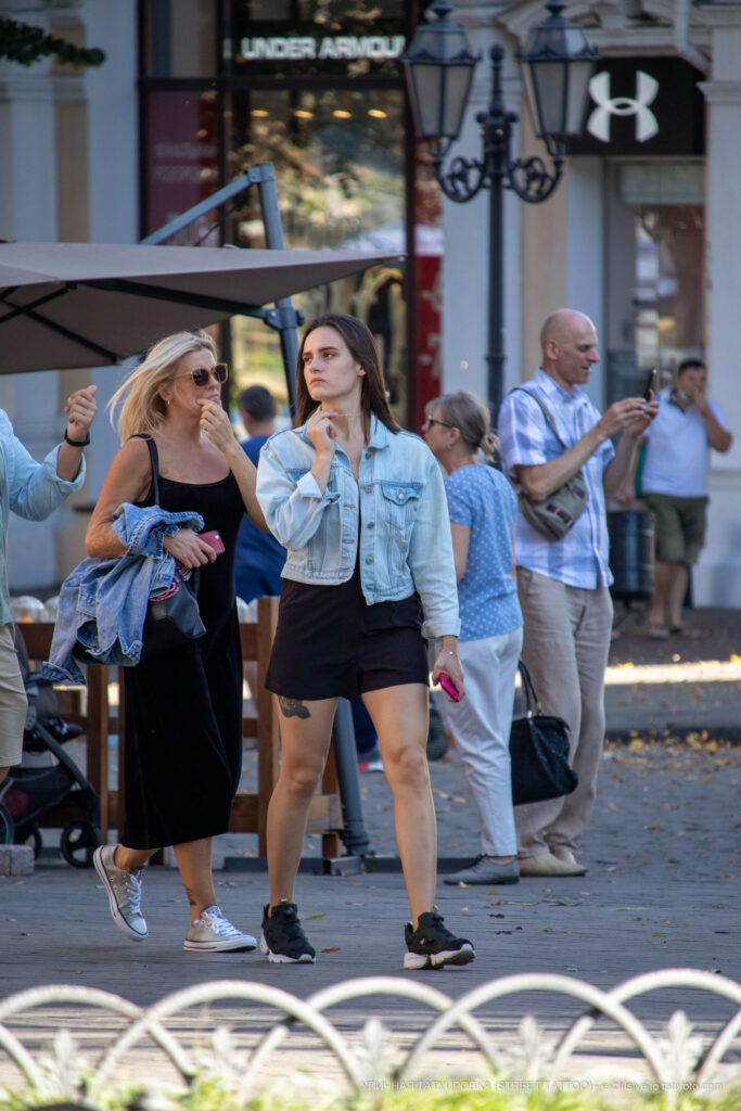 Fragment tatuażu z jaskółką na prawym udzie dziewczyny - Street tattoo -29.09.