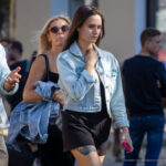 Fragment tatuażu z jaskółką na prawym udzie dziewczyny - Street tattoo -29.09.