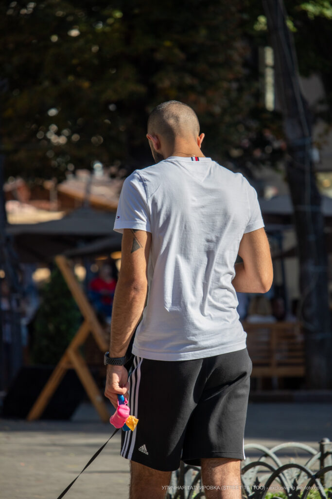 Trójkąty i linie tatuażu na lewym ramieniu dziewczyny faceta - Street tattoo -29.09.