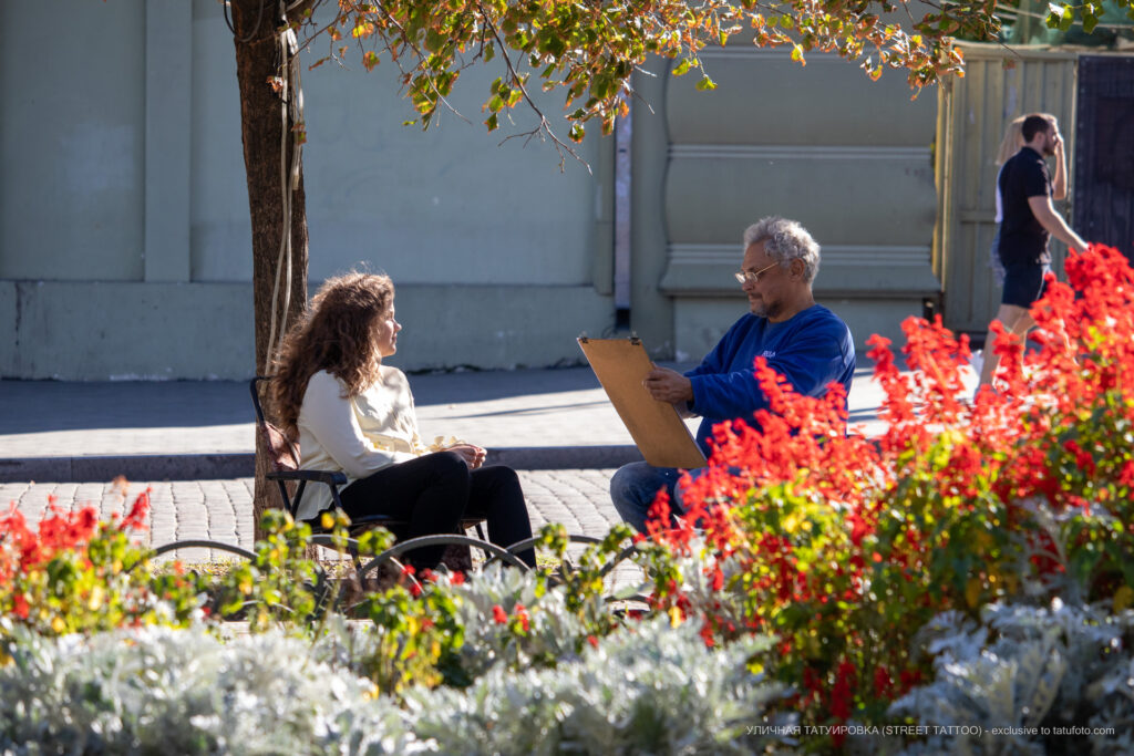 Uliczny artysta maluje portret młodej dziewczyny - Street tattoo -29.09.