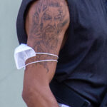 Tatuaż Posejdona z trójzębem na prawym ramieniu mężczyzny - Street tattoo 29.09.2020- 3