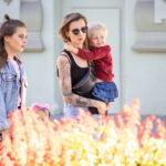 Piękny tatuaż z bocianem i dziewczynką z rękawem na prawym ramieniu dziewczynki - Street tattoo -29.09.