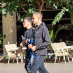 Napis tatuażu po łacinie na prawym ramieniu faceta - Street tattoo -29.09.2020- 3