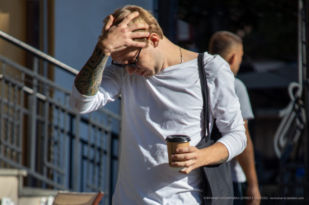 Tatuaż z wiatrem i wzorami w orientalnym stylu na prawym ramieniu faceta - Street tattoo -29.09.2020- 4