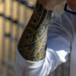 Tatuaż z wiatrem i wzorami w orientalnym stylu na prawym ramieniu faceta - Street tattoo -29.09.2020- 6