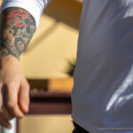 Tatuaż z wiatrem i wzorami w orientalnym stylu na prawym ramieniu faceta - Street tattoo -29.09.2020- 7