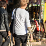 Tatuaż z wiatrem i wzorami w orientalnym stylu na prawym ramieniu faceta - Street tattoo -29.09.