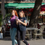 Tatuaż z zieloną rybką z bujnym ogonem na ramieniu dziewczyny - Street tattoo -29.09.