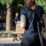 Tatuaż z zieloną rybką z bujnym ogonem na ramieniu dziewczyny - Street tattoo -29.09.