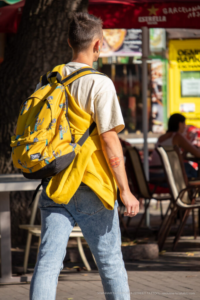 Kolorowa planeta tatuażu Saturn z pierścieniem na ramieniu faceta - Street tattoo 29.09.2020- 1