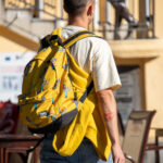 Kolorowy tatuaż planeta Saturn z pierścieniem na dłoni faceta - Street tattoo 29.09.2020- 5