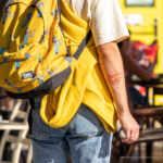 Kolorowa planeta tatuażu Saturn z pierścieniem na dłoni faceta - Street tattoo 29.09.2020- 2