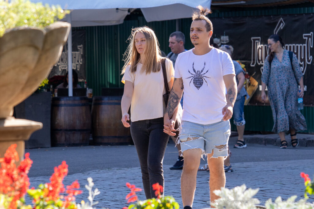 Tatuaż portretu postaci z komiksu i portret dziewczyny na ramieniu faceta - Street tattoo -29.09.2020- 2