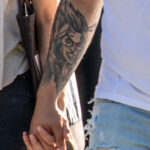 Tatuaż portretu postaci z komiksu i portret dziewczyny na ramieniu faceta - Street tattoo -29.09.2020- 3