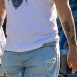 Tatuaż przedstawiający portret postaci z komiksu i portret dziewczyny na ramieniu faceta - Street tattoo -29.09.