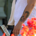 Tatuaż przedstawiający portret postaci z komiksu i portret dziewczyny na ramieniu faceta - Street tattoo -29.09.