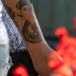 Tatuaż przedstawiający portret postaci z komiksu i portret dziewczyny na ramieniu faceta - Street tattoo -29.09.