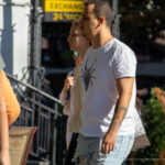 Tatuaż przedstawiający portret postaci z komiksu i portret dziewczyny na ramieniu faceta - Street tattoo -29.09.