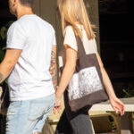 Tatuaż przedstawiający portret postaci z komiksu i portret dziewczyny na dłoni faceta - Street tattoo -29.09.