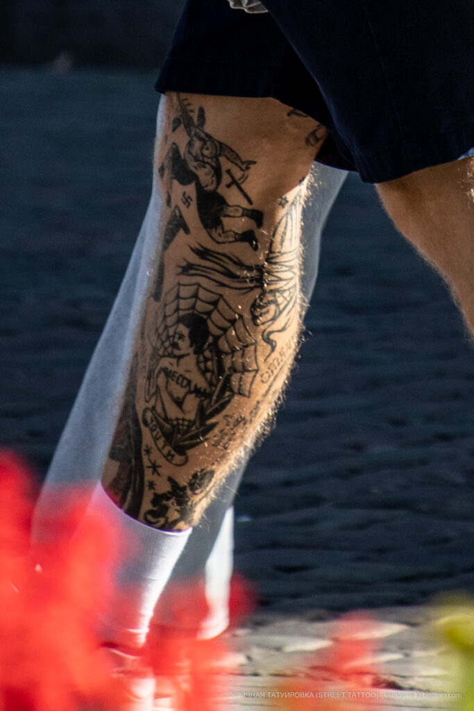 Tatuaż z pajęczyną boksera i swastyką na nodze faceta - Street tattoo -29.09.