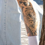 Tatuaż z pajęczyną boksera i swastyką na nodze faceta - Street tattoo -29.09.2020- 3